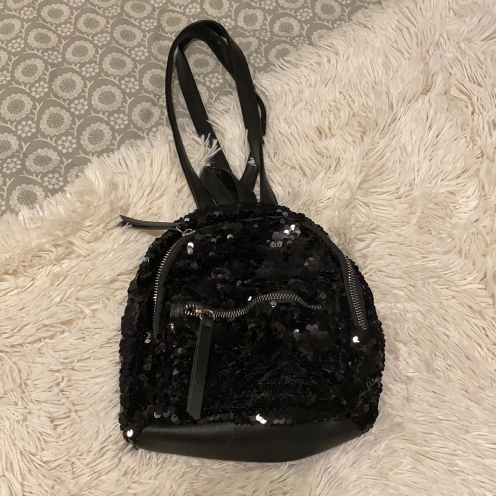 Black mini back pack sequins
